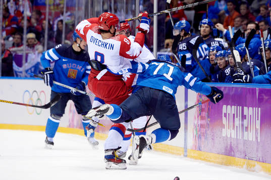 Rysslands Alexander Ovechkin tacklar Finlands Leo Komarov