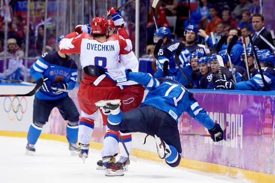 Rysslands Alexander Ovechkin tacklar Finlands Leo Komarov
