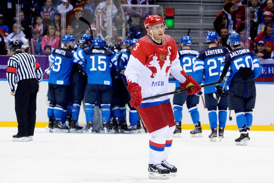 Rysslands Pavel Datsyuk deppar medans finska spelare jublar