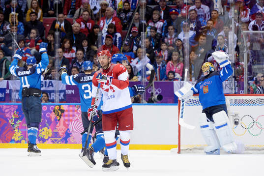 Rysslands Ilya Kovalchuk deppar medan finska spelare jublar