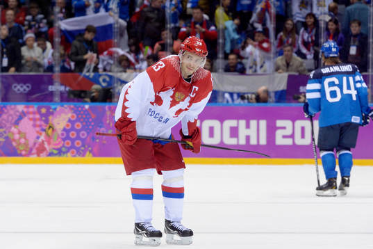 Rysslands Pavel Datsyuk deppar medan finska spelare jublar
