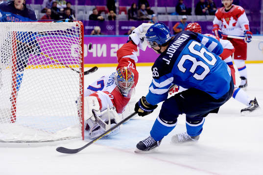 Finlands Jussi Jokinen oroar framför Ryslands målvakt