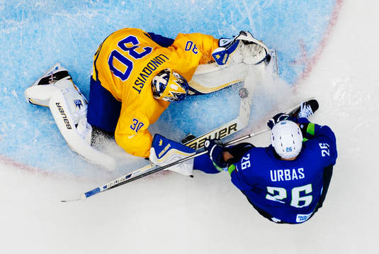 Sveriges målvakt Henrik Lundqvist räddar ett skott från