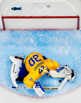 Sveriges målvakt Henrik Lundqvist räddar ett skott