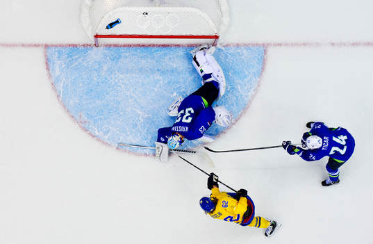Sveriges Carl Hagelin skjuter in 4-0 bakom Sloveniens