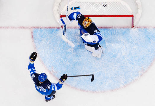 Finlands Jussi Jokinen och målvakten Tuukka Rask jublar