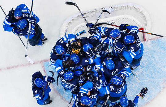 De finska spelarna samlas runt deras målvakt Tuukka Rask