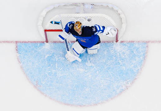 Finlands målvakt Tuukka Rask lutar sig mot målet