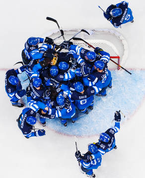 De finska spelarna samlas runt deras målvakt Tuukka Rask