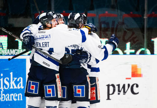 Karlskogas spelare jublar