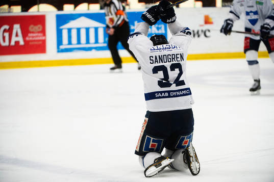 Karlskogas Martin Sandgren blir frusterad och slår sönder