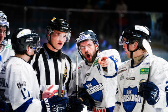 Karlskogas Daniel Wessner skriker på domaren