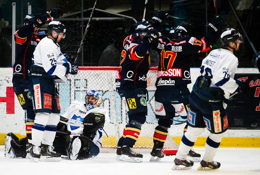 Djurgårdens spelare jublar och Karlskogas målvakt Justin