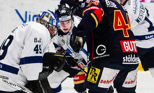 Karlskogas Viktor Lang har koll på pucken framför