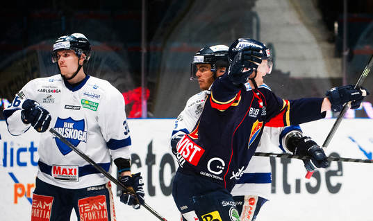 Djurgårdens Michael Holmqvist  jublar framför Karlskogas