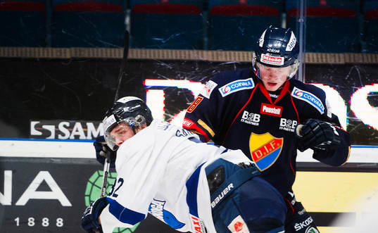 Karlskogas Martin Sandgren och Djurgårdens Linus Arnesson