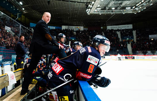 Djurgårdens assisterende tränare Stefan Nyman  står på