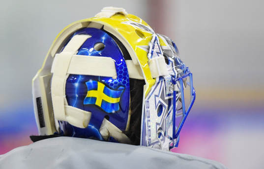 Målvakten Henrik Lundqvist har en svensk flagga på sin