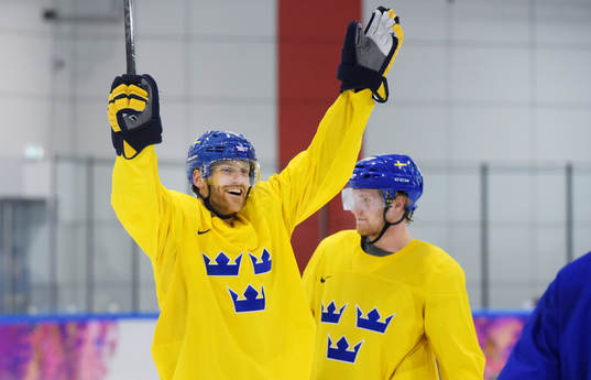 Henrik Tallinder jublar på Sveriges ishockeylandslags