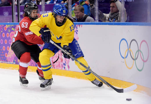 Schweiz Anja Stiefel kämpar för pucken med Sveriges Lina
