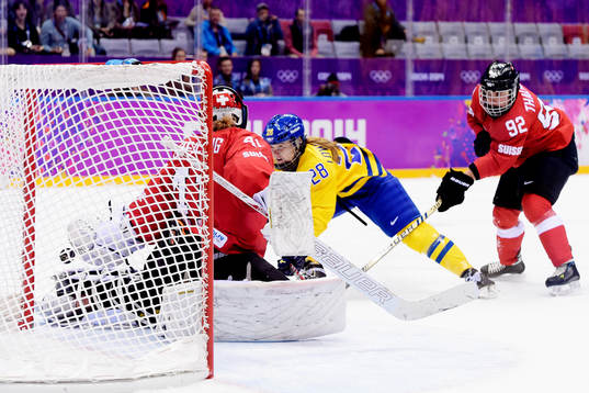 Sveriges Michelle Löwenhiel skjuter in 1-0 bakom Schweiz