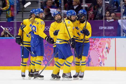 Sveriges Michelle Löwenhiel jublar med hennes lagkamrater