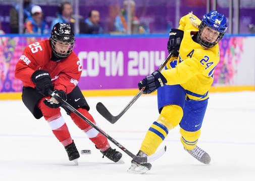 Schweiz Alina Müller ser Sveriges Erika Grahm skjuta ett