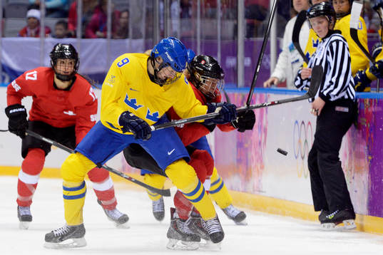 Sveriges Josefine Holmgren kämpar för pucken