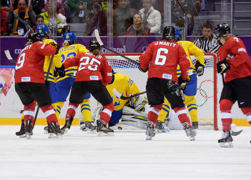 Pucken går in bakom Sveriges målvakt Valentina Wallner