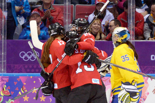 Schweiz Jessica Lutz jublar med hennes lagkamrater