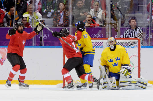 Schweiz Jessica Lutz jublar med hennes lagkamrater