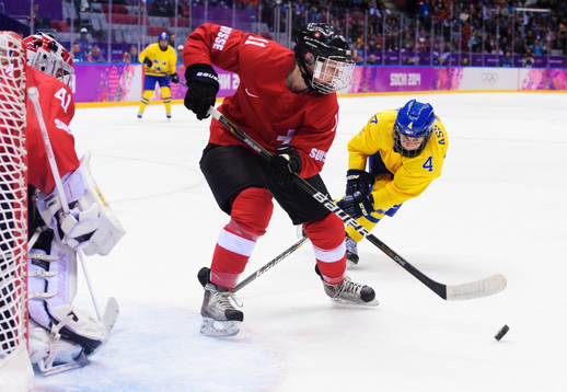 Sveriges Jenni Asserholt jagar pucken