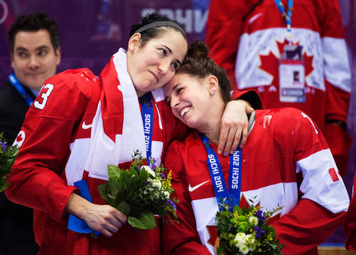 Kanadas Caroline Ouellette och Melodie Daoust kramar om
