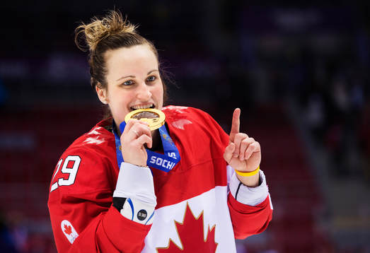 Kanadas Marie-Philip Poulin poserar med sin guldmedalj