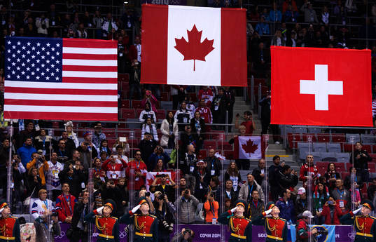 Flaggor för USA, Kanada och Schweiz höjs