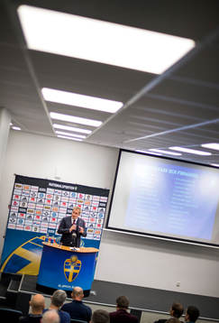Förbundskapten Erik Hamrén presenterar truppen