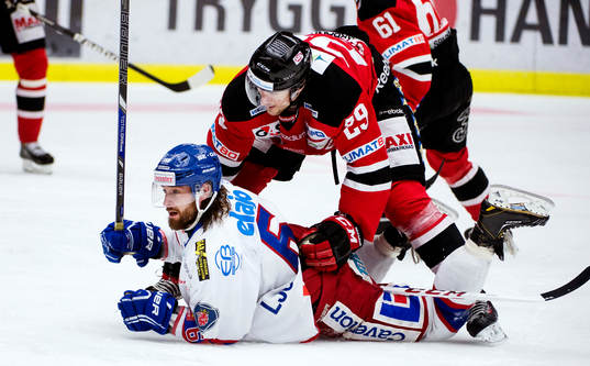 Malmö Redhawks Tomas Kollar trycker ner Oskarshamns Daniel