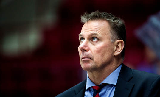 Malmö Redhawks tränare Mats Lusthunder matchen i