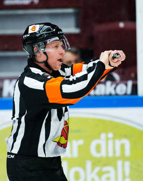 Domare Peter Lyth dömer utvisning för fasthållning