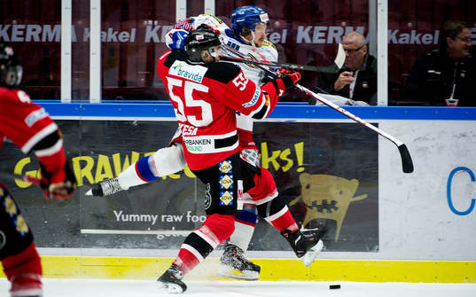 Malmö Redhawks Teemu Kesä tacklar Oskarshamns Mikael