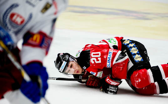 Malmö Redhawks Henrik Hetta fick en rejäl tackling