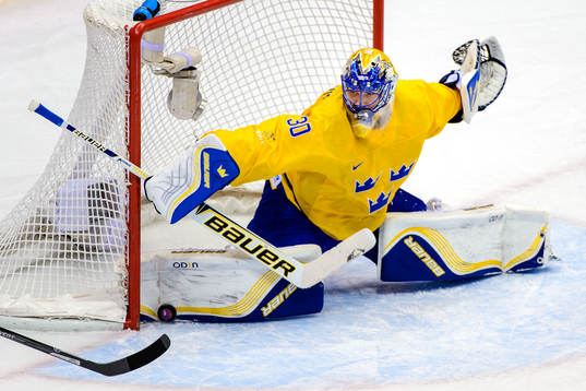 Sveriges målvakt Henrik Lundqvist räddar ett skott
