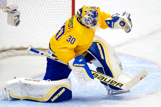 Sveriges målvakt Henrik Lundqvist räddar ett skott
