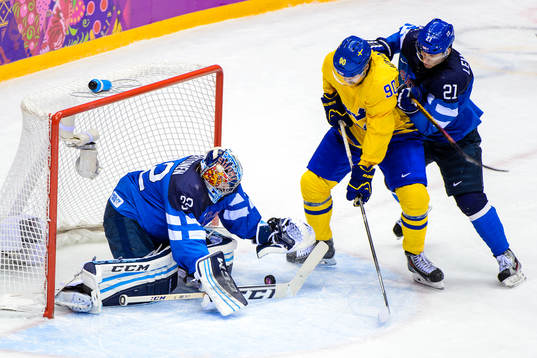Sveriges Marcus Johansson jagas av Finlands Jori Lehterä