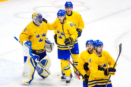Sveriges målvakt Henrik Lundqvist och Erik Karlsson jublar