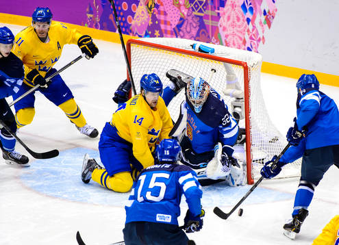 Sveriges Patrik Berglund oroar framför Finlands målvakt