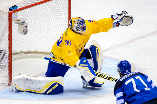 Sveriges målvakt Henrik Lundqvist tar en puck i plocken
