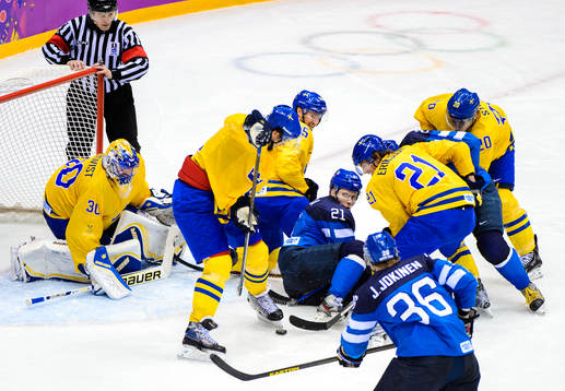 Oroligt framför Sveriges målvakt Henrik Lundqvist