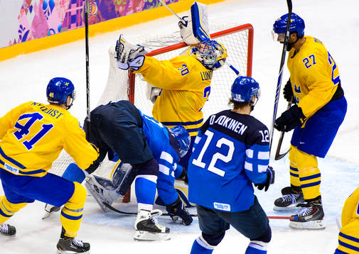 Sveriges målvakt Henrik Lundqvist blir påkörd av