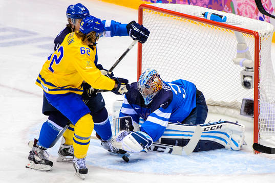 Finlands målvakt Kari Lehtonen kastar sig
